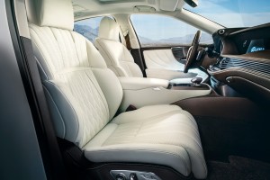 運転に集中できるコクピットとゆとりある後席空間を融合したインテリア