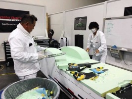 外板のデザイン変更のため、栃木からスタッフをアメリカに呼び、緊急対応。