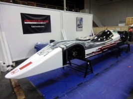 視認性の問題でアメリカに移動してから現地で航空機用のキャノピーを調達して外板を改良した