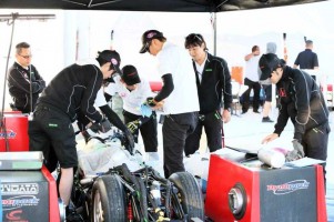 ダイナパック(右下)を現地のアメリカ企業に借りて現場に持ち込み、エンジンのマッピングを詰めた