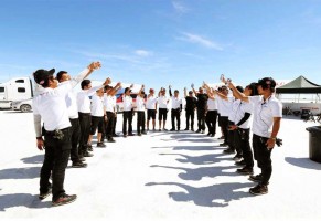 9月のFIA公認イベントでクラス世界最高速をマークし、現地で祝杯を挙げるスタッフ