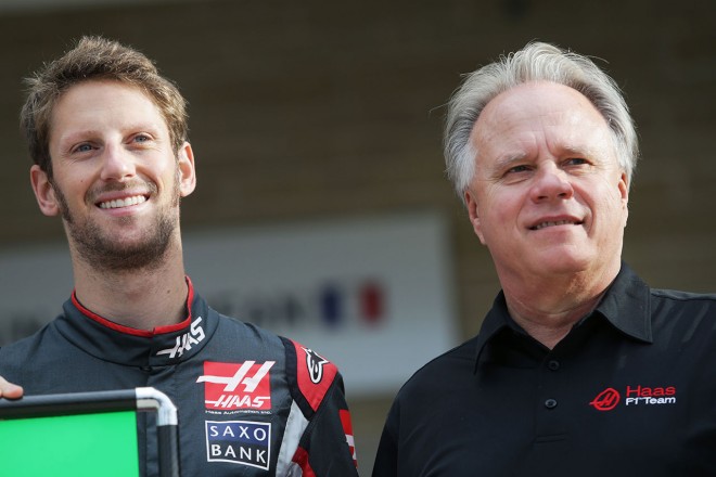 笑顔を見せるグロージャンとチーム代表のハース