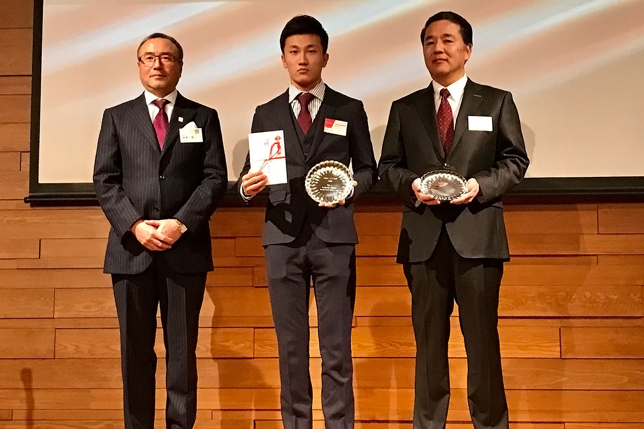JMSアワードを受賞した牧野任祐（中央）と特別賞を受賞した富士スピードウェイの原口 英二郎社長（右）