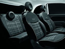 こちらもボディカラーに合わせてシートも2色を用意