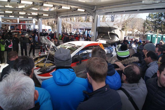 マシンのまわりはファンであふれかえりました。