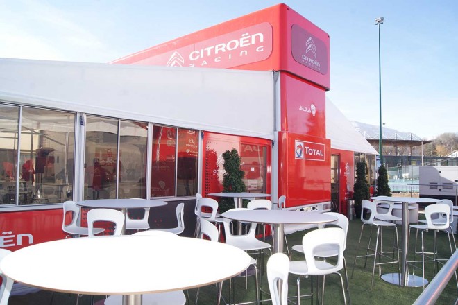 屋外にテラスがあり、ここもゲストやメディアの対応で使っていました。