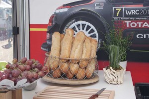 フランスパン（バタールですかね？　でも、切れ目は縦に1本でした）からいい香りが……。