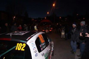 102号車が前から2番目に並んでいると……。