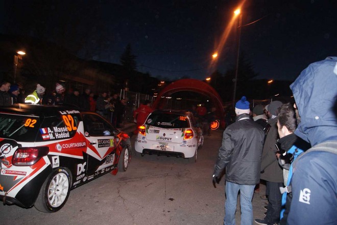 92号車のコドライバーが駆け足で102号車のところへ。