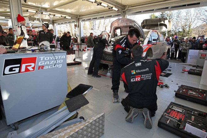 WRC第1戦モンテカルロ サービスパークで整備を受けるトヨタ・ヤリスWRC