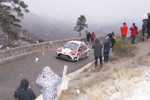 それこそ、道路のすぐそばです。かなり近い。途中から雪も降ってきました。