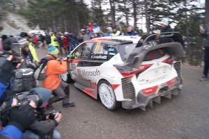 TC通過後は速度もゆっくり。ファンもこの近さで撮っています。