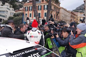 とにかく戦争状態ですが、どのタイミングでどの位置にスタンバイするかはカメラマンのノウハウです。