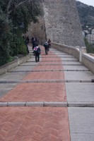 宮殿のある丘に登っていきます。ラスカスのコーナーのすぐそばの丘です。