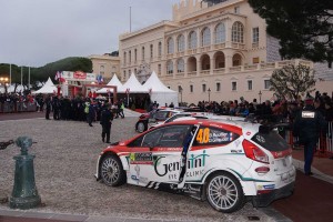 広場にはセレモニアルスタートで使われていたあの台が。