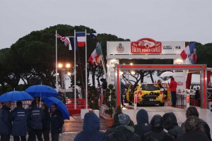 総合順位上位の表彰が終わった後は、WRC2、WRC3のトップ3の表彰も行なわれます。