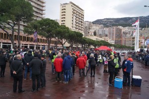 WRCのパルクフェルメはF1モナコGPのピットとして使われているスペース。各車、パルクフェルメ前のTCで時間調整のためにマシンを止めます。そこを我々メディアがわーっと取り囲むというわけです。