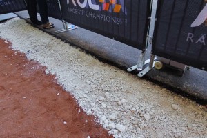 特設コースの足元