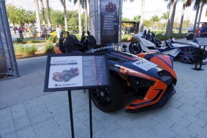 前二輪、後ろ一輪の三輪車ポラリス・スリングショット