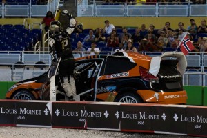 ウイニングランを行うペター・ソルベルグ