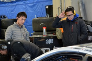 aprのピットでは嵯峨宏紀、久保凛太郎のふたりが30号車の走りを見守った。