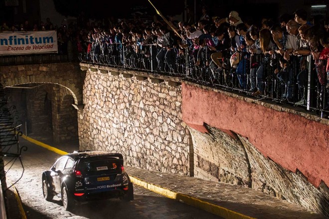 例年、セレモニアルスタート後にグアナファトの街中で行われるステージには、多くのファンが集う