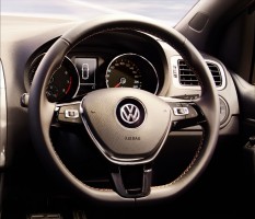 レザー3本スポークマルチファンクションステアリングホイール(オーディオコントロール付)