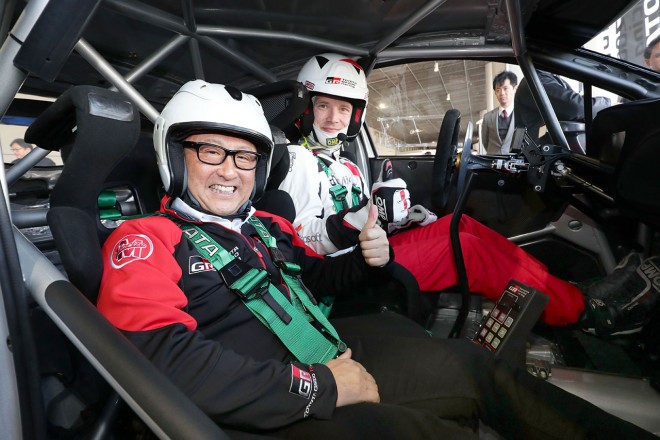 デモランでは、ヤリ-マティ・ラトバラのコドライバー席に豊田章男社長が乗り込んだ