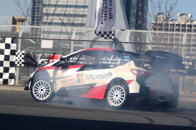 お台場MEGA WEBを疾走するトヨタ・ヤリスWRC