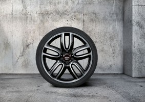 225/35R19のJCW専用2トーンアルミホイールを装備