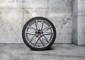 225/40R18の、こちらもJCW専用18インチとサイズ違いを装備