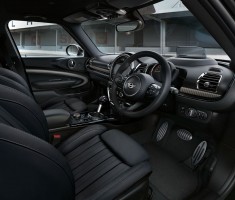 MINI Yoursレザー・ラウンジ・シートとMINI Yoursインテリア・スタイル・ファイバー・アロイ・イルミネーテッドを標準装備