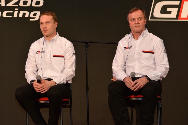 プレスカンファレンスに出席したヤリ-マティ・ラトバラ（左）とトミ・マキネン（右）