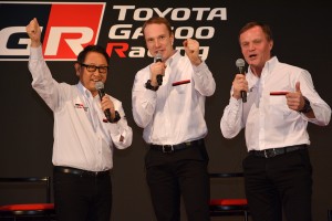 プレスカンファレンスに登場した豊田章男社長（左）とヤリ-マティ・ラトバラ（中央）、トミ・マキネン（右）