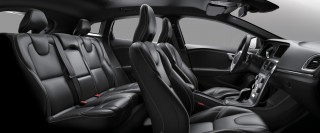 インテリアはブラックレザーにカーボン＆ステンレスパネルのR-DESIGN仕様に