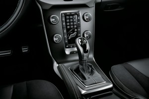 パドルシフト付きの電子制御8速ATで、駆動はFFとなる