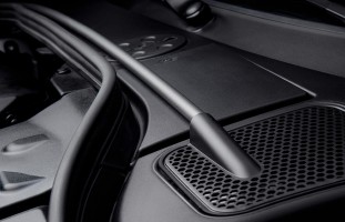 「シャシーセット」には専用のショックアブソーバー、コイルスプリング、ストラットタワーバーを用意