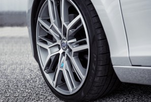 「タイヤ&ホイールセット」には19〜21インチの専用アルミを設定