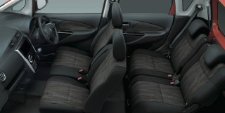 センターパネル下にスマートフォンや携帯電話などの小物類を置くことができるセンターオープントレーを採用するなど豊富な小物入れを用意