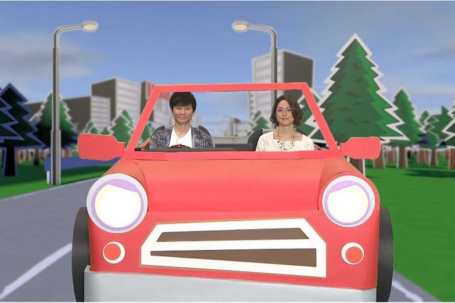 番組はペーパークラフトのクルマに乗り込む形で進行