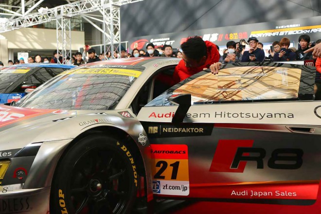 大勢のファンの前で、アウディのコクピットに収まる柳田