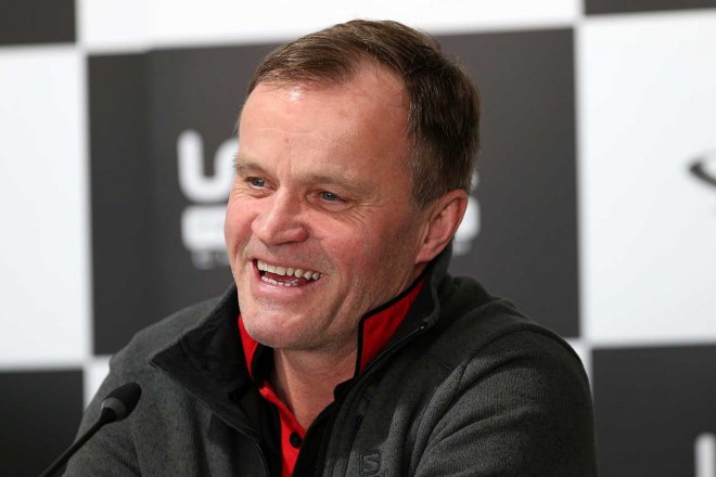 優勝会見で笑みを浮かべるチーム代表のトミ・マキネン