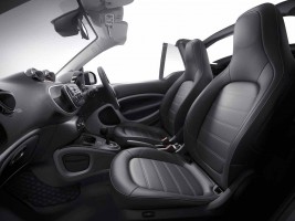 インテリアは両車ともブラックで、本革シートとなる