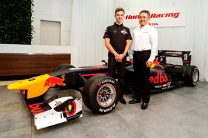 16年GP2チャンピオンのピエール・ガスリーが加入。マシンはレッドブルカラーに