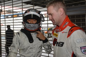 走行後、ライアンと話し込む柳田真孝