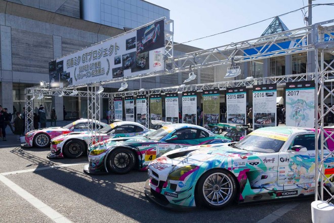 会場の幕張メッセ入り口にはスーパーGT参戦10年を記念して、マシンも展示