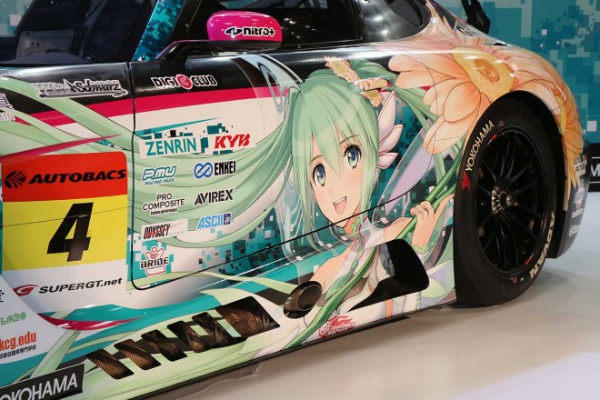 安藝チーム代表は「レーシングカーではなかなか見ない花柄がポイント」と解説