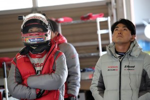 テストのタイムを見つめる松田次生と千代勝正