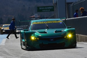 ピットアウトする埼玉トヨペットGreen BraveのマークX MC。注目度は高かった。