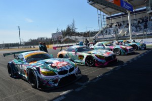 初音ミクGTプロジェクトファン感謝祭に終結した歴代ミクGTカーたち